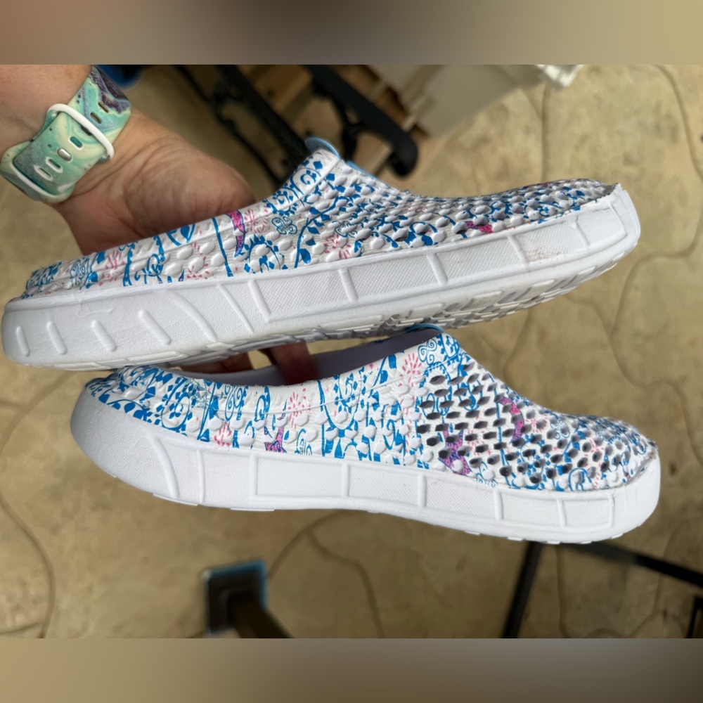 Women’s  Sport 8.5 Water/Beach/Every Day Shoes - Blue and Pink Pattern - Picture 10 of 13